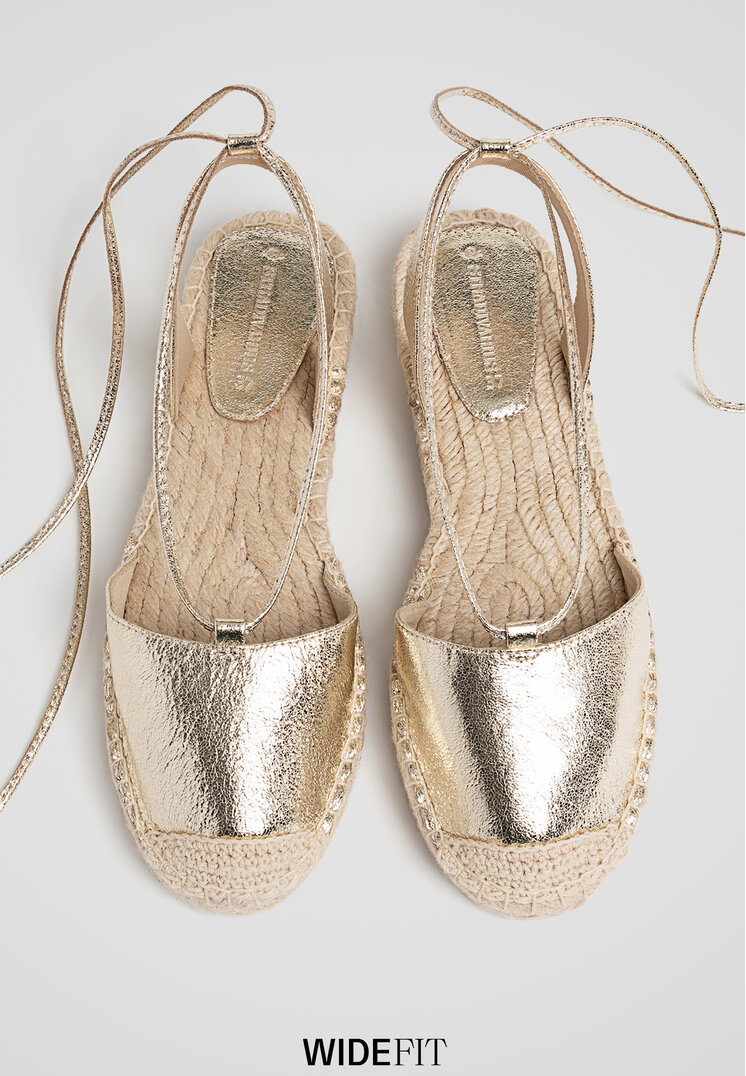 Stradivarius WIDE FIT. Metallic espadrilles met lace-up  GOUD 40