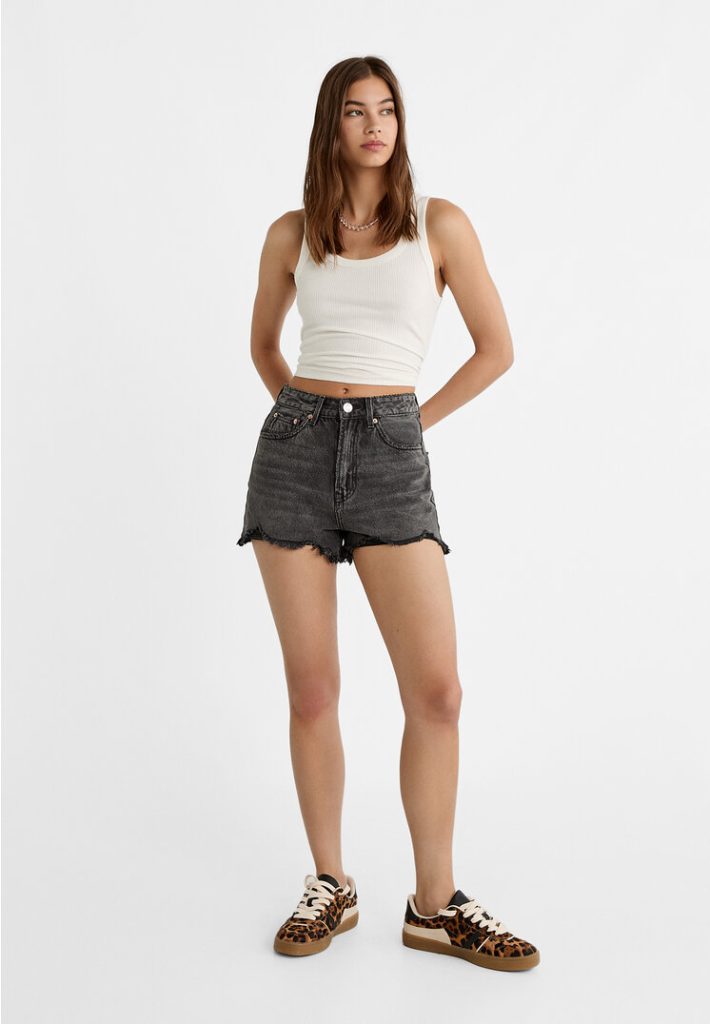 Stradivarius D75 denim short met scheuren  Zwarte denim 32