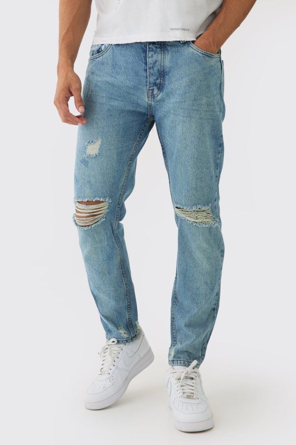 Versleten Jeans Met Rechte Pijpen En Gescheurde Knieën