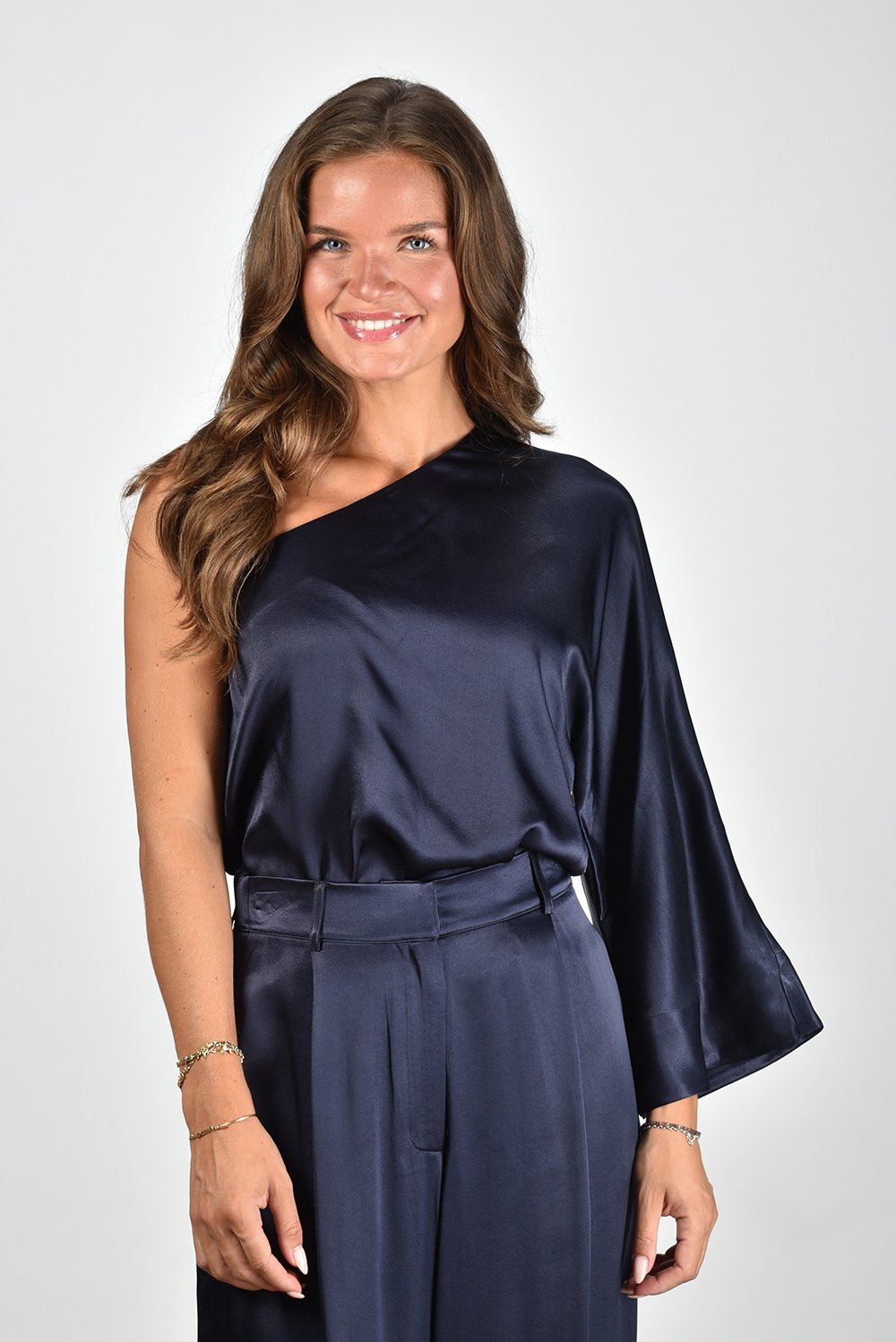 RAE one-shoulder top Venice met uitlopende mouw blauw