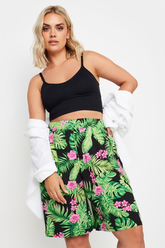 Yours Short Met Tropische Print En Zijzakken In Zwart/Groen