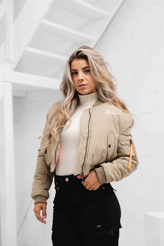 Malelions Cropped Bomber Jacket Dames Beige Gratis Malelions Muts & Sjaal t.w.v €90 - Maat S - Kleur: Beige | Soccerfanshop