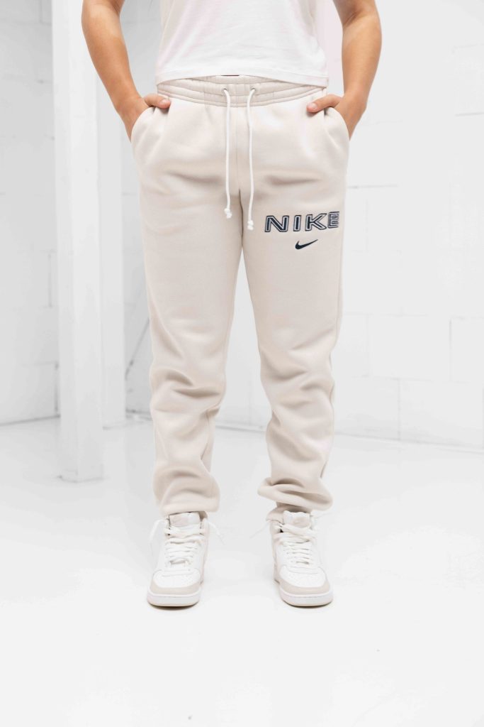 Nike Phoenix Fleece Trainingsbroek Dames Beige - Maat S - Kleur: Beige | Soccerfanshop