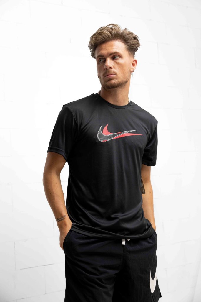 Nike Swim Stacked Swoosh Hydroguard T-Shirt Heren Zwart - Maat XL - Kleur: Zwart | Soccerfanshop