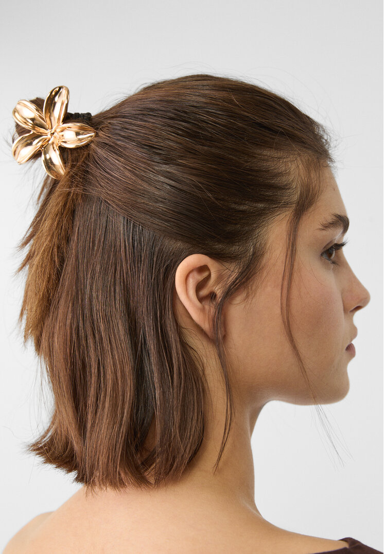 Stradivarius Scrunchie met grote metalen bloem  Goud OS