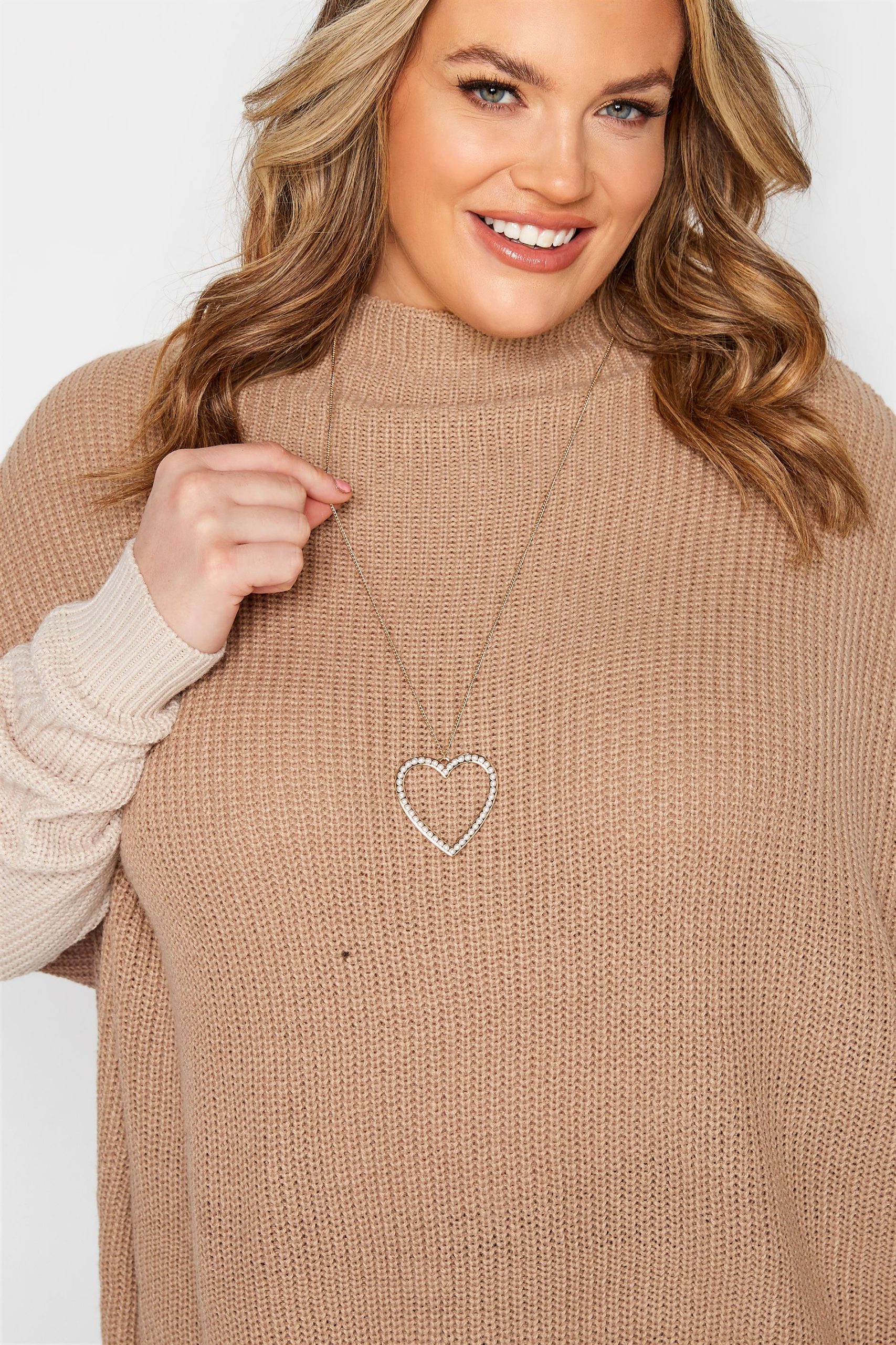 Lange Ketting Met Hartvormige Hanger Met Parels In Goud