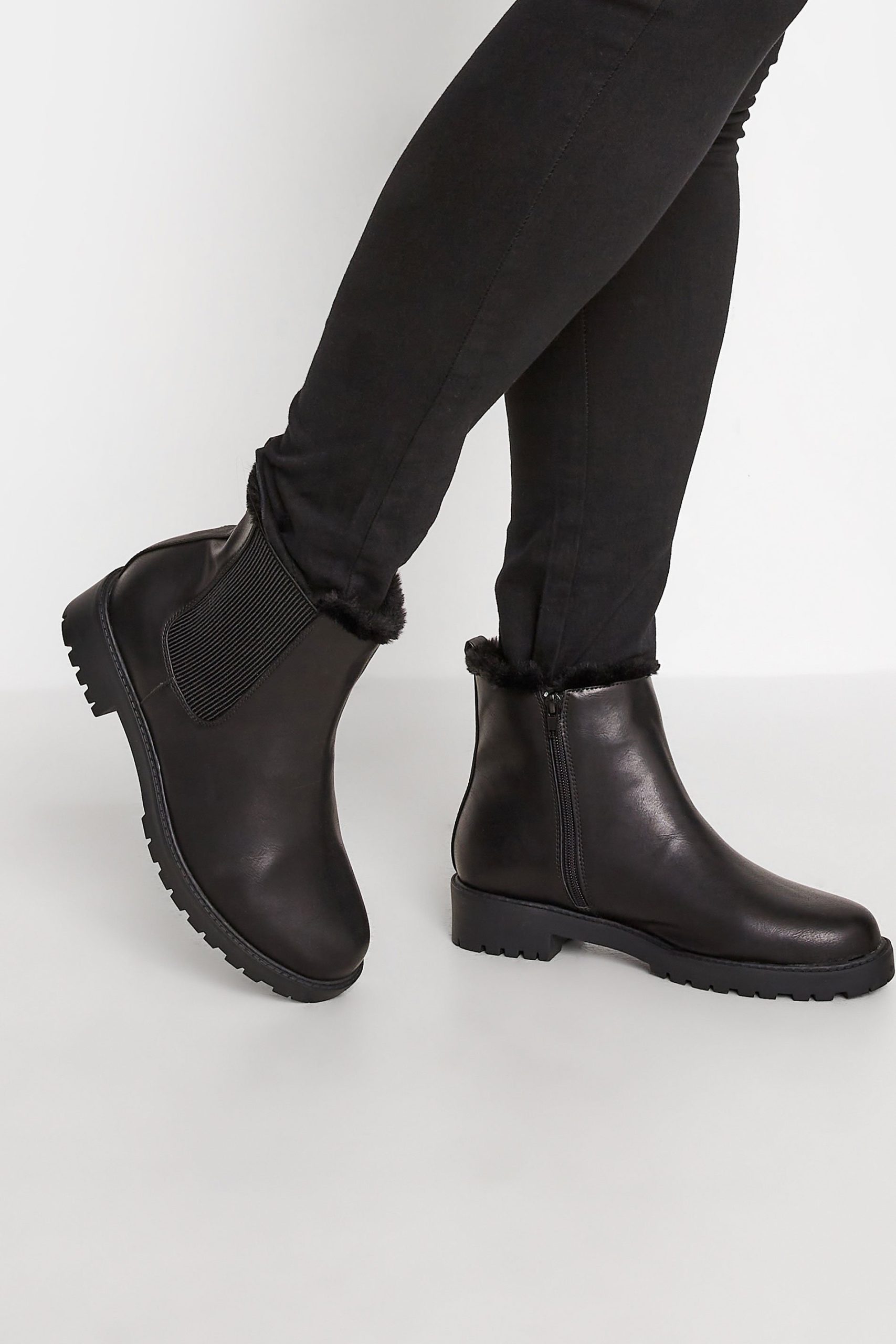 Chelsea Boots Met Voering Van Imitatiebont In Een (Extra) Brede Pasvorm In Zwart