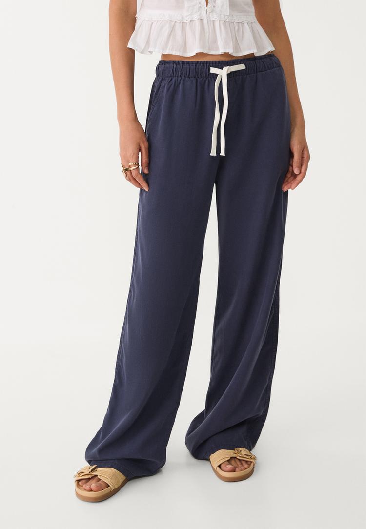 Stradivarius Soepele lyocell broek  Donkermarine L