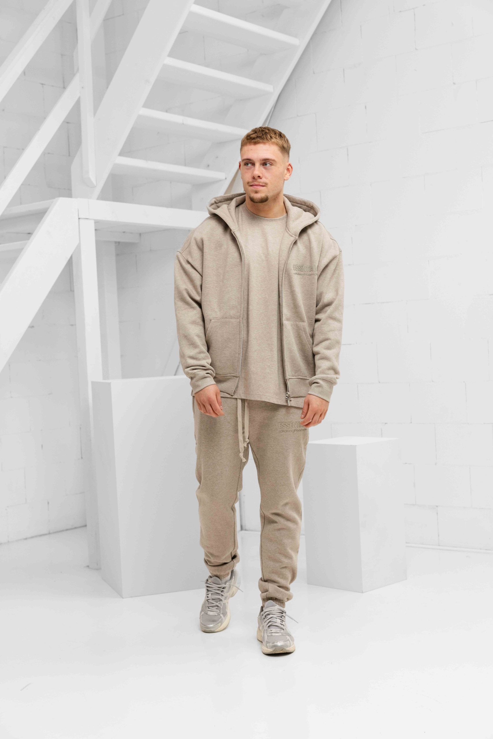 Cou7ure Essentials Basic Zipper Trainingspak Heren Lichtbruin - Maat L - Kleur: Lichtbruin | Soccerfanshop