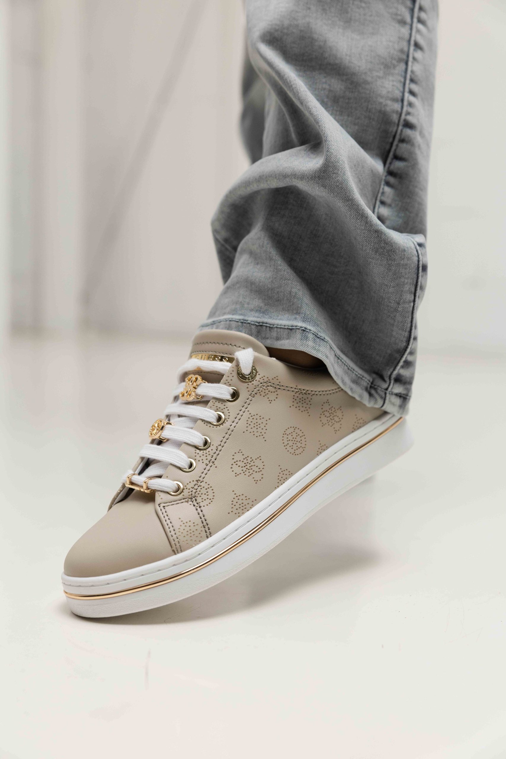 Guess Low Patroon Sneakers Dames Beige - Maat 40 - Kleur: Beige | Soccerfanshop