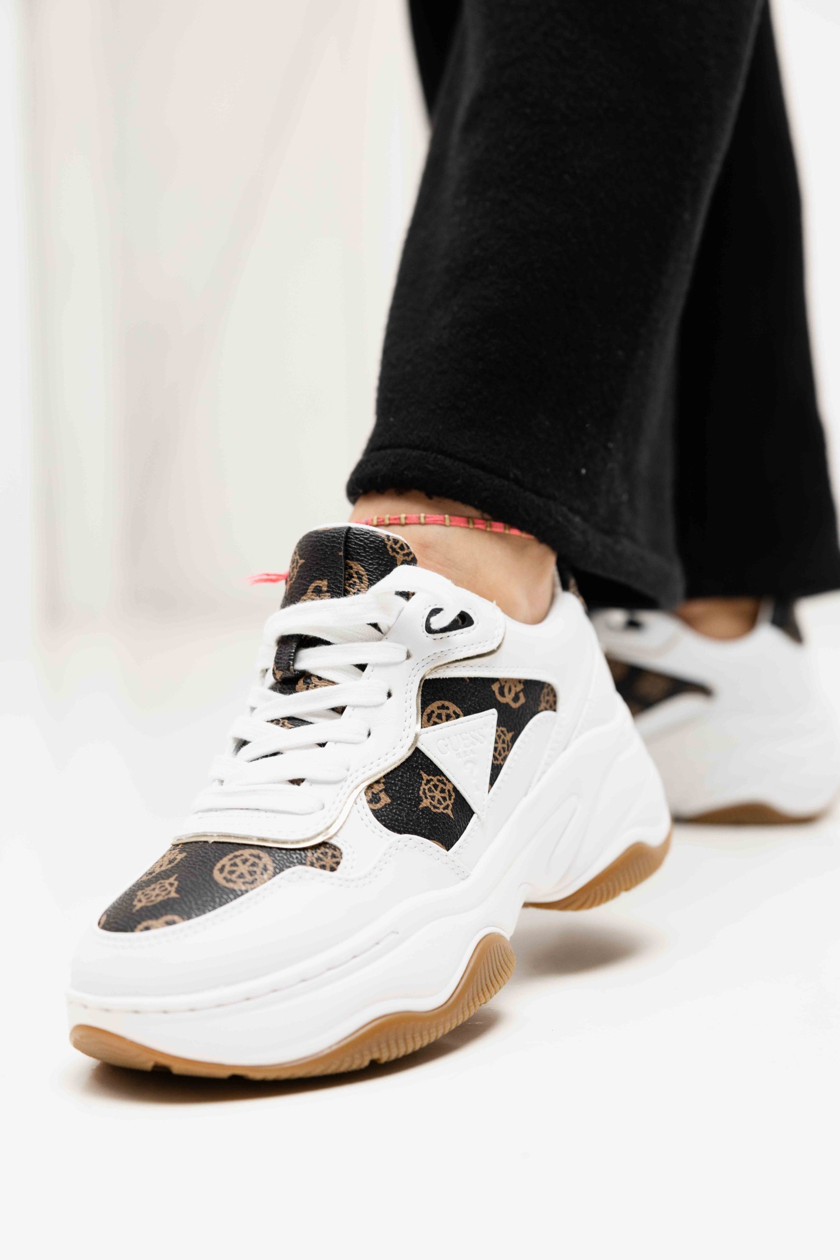 Guess Runner Happy Sneakers Dames Wit - Maat 39 - Kleur: WitBruin | Soccerfanshop