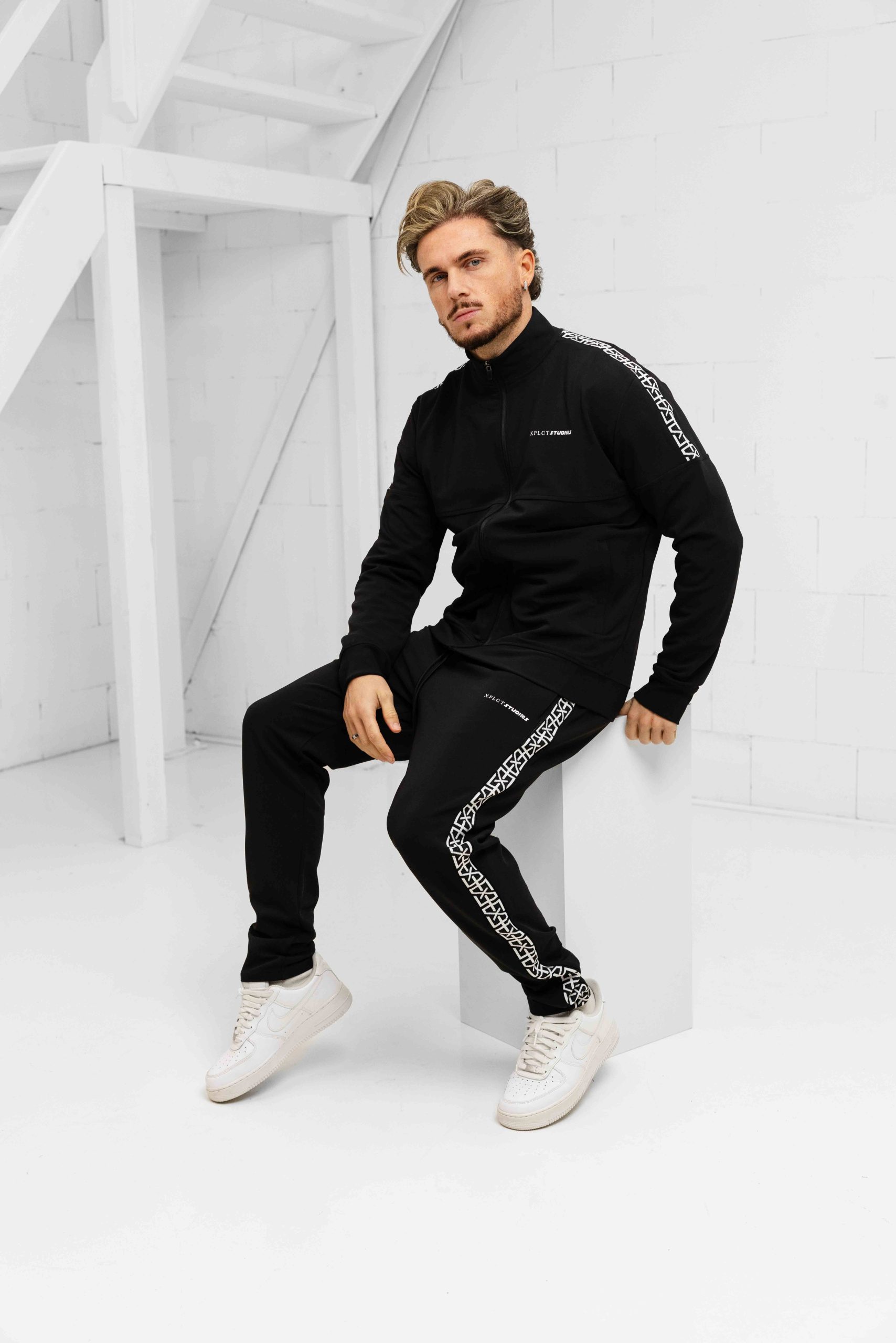 XPLCT X SFS Creative Trainingspak Heren Zwart/Wit - Maat L - Kleur: WitZwart | Soccerfanshop