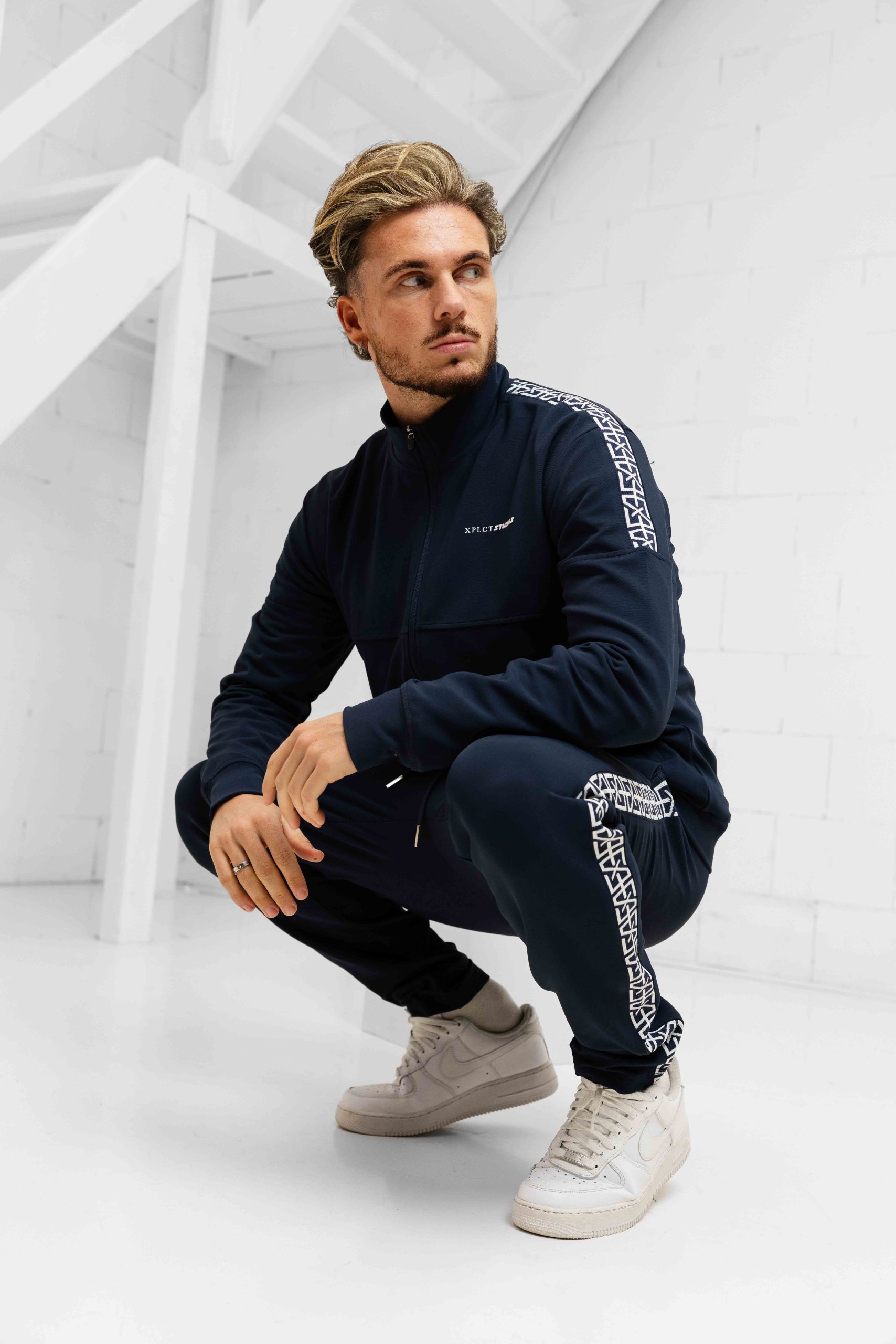 XPLCT X SFS Creative Trainingspak Heren Donkerblauw - Maat M - Kleur: DonkerblauwWit | Soccerfanshop