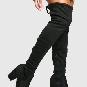 Brede pasvorm kunstsuède dijhoge boots met blokhakken