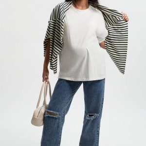 Zwangerschapsjeans voor de buik met gescheurde knieën in boyfriend-stijl