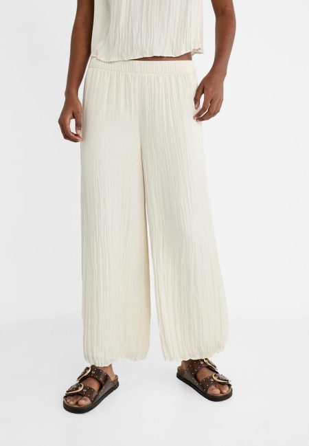 Stradivarius Soepelvallende satijnen culotte met structuur  Ecru M