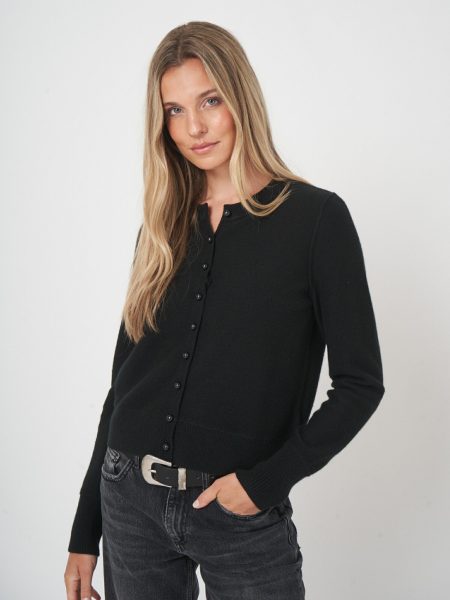 Cropped kasjmier vest met parelknopen | duurzaam & elegant