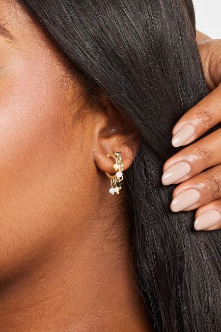 Set Van Twee Paar Oorbellen Met Kralenhangers In Goud