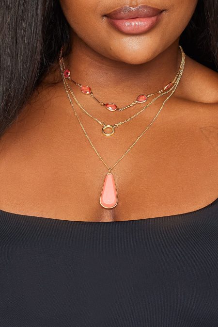 Ketting Met Drie Lagen En Hangertjes Met Gekleurde Siersteentjes In Goud