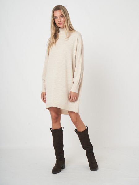 Fijngebreide merinowollen jurk met col en lange pasvorm