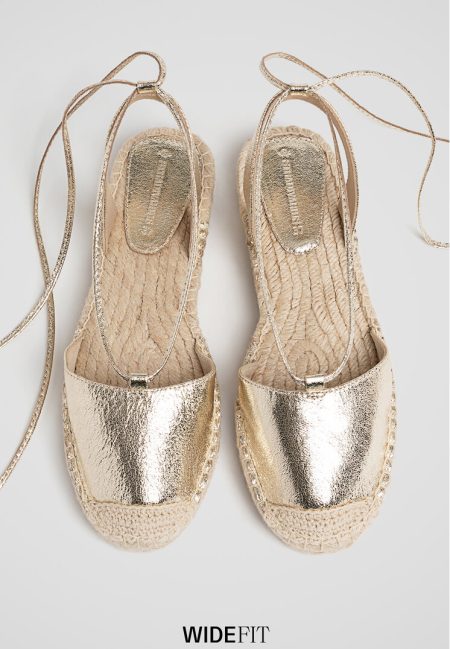 Stradivarius WIDE FIT. Metallic espadrilles met lace-up  GOUD 35