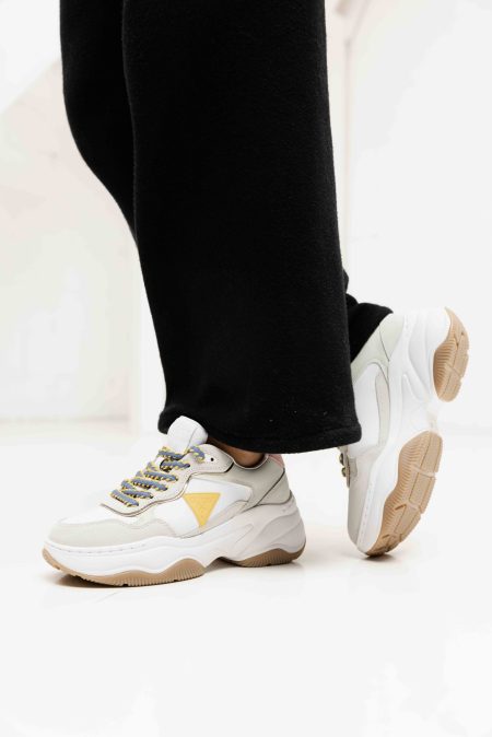 Guess Runner Happy Sneakers Dames Beige/Wit - Maat 40 - Kleur: BeigeWit | Soccerfanshop