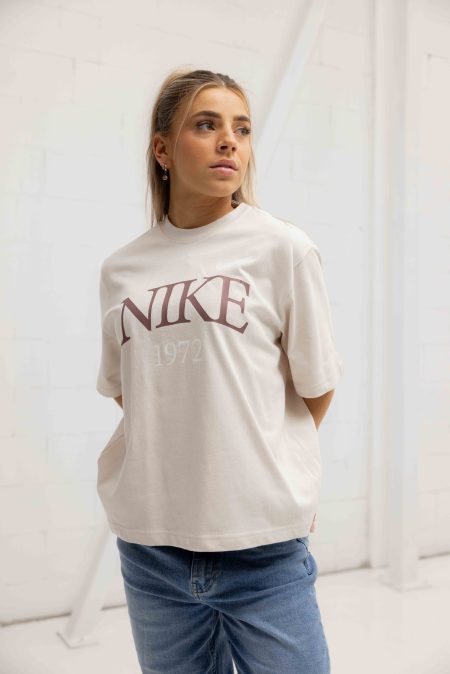 Nike Sportswear Classic T-Shirt Dames Beige - Maat XS - Kleur: Beige | Soccerfanshop