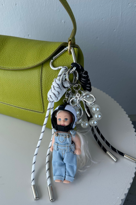 Shouia bag charm Girly 26 wit/zwart