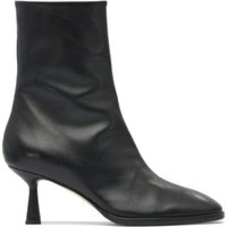 Aeydē Boots - Pointed Toe Black Ankle Boots in zwart