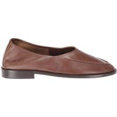 - Soft Brown Leather Ballerinas in bruin