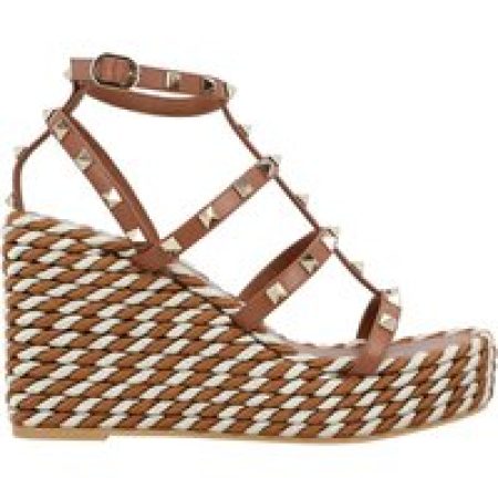 Valentino Garavani Sandalen - Rockstud Calfskin Wedges With Straps in bruin