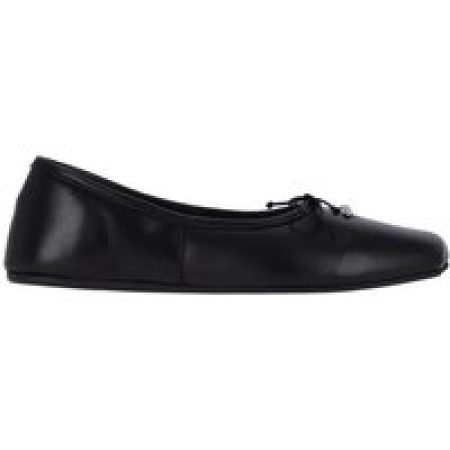 - Black Leather Flats With Rounded Toe in zwart