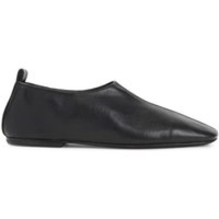 - Pointed Toe Black Leather Loafers in zwart
