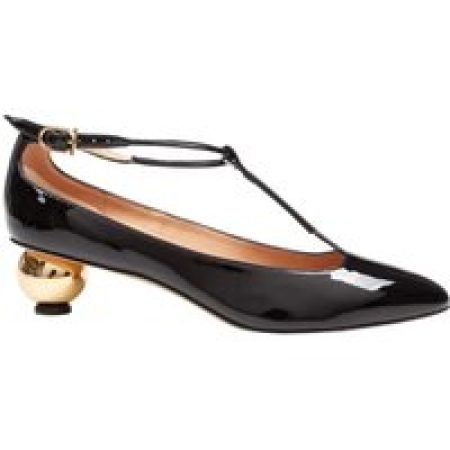 Salvatore Ferragamo Hoge hakken - Black Patent Leather T-Strap Pump in zwart