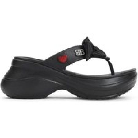 Balenciaga Sandalen - Rubber Sandals With Playful Heart Embellishments in zwart