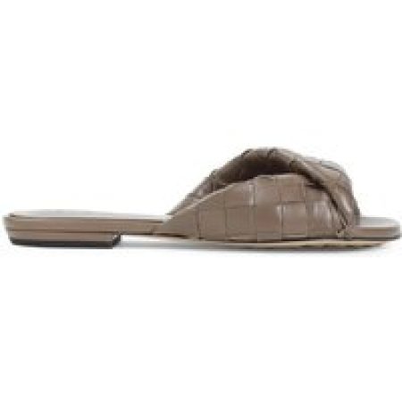 Bottega Veneta Sandalen - Woven Brown Leather Flat Sandals in bruin